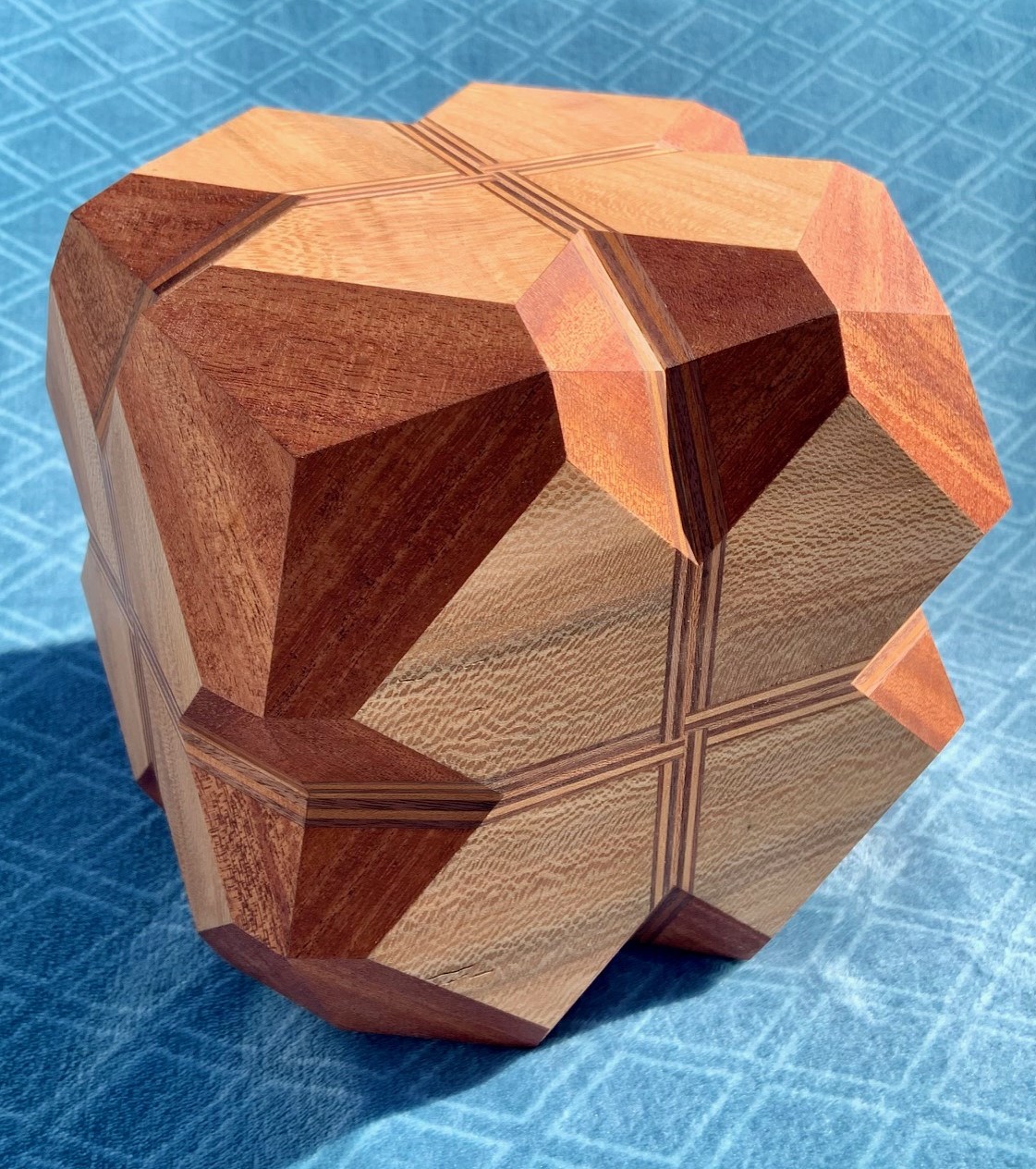 image from Bixbyite with Braunite Lamellae